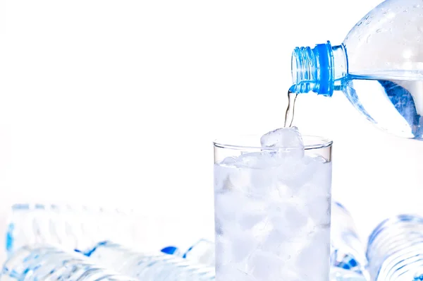 Bicchiere di acqua ghiacciata riempito — Foto Stock