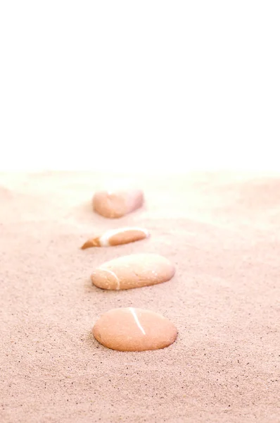 Песчаные камни на песке — стоковое фото