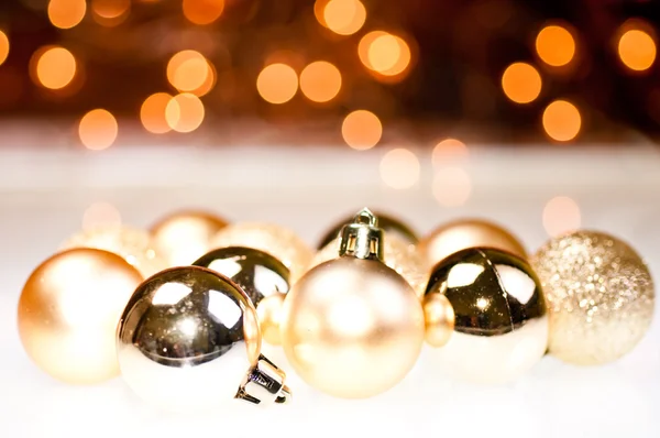 Bugigangas de Natal dourado — Fotografia de Stock