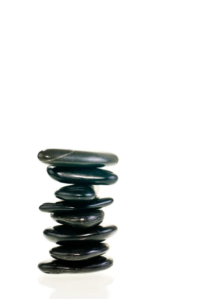 Zrównoważony zen kamienie na białym tle — Zdjęcie stockowe