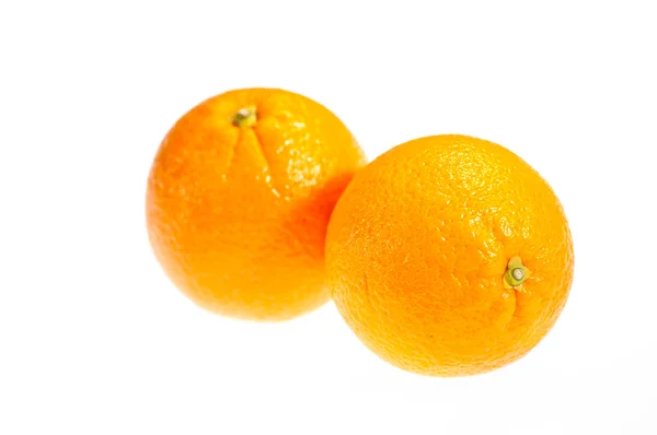 白で隔離される 2 つの熟したオレンジ — ストック写真