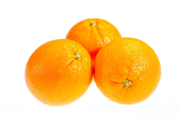 白で隔離される 3 つの熟したオレンジ — ストック写真