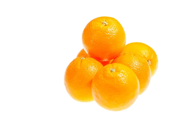 白で隔離される六つの新鮮なオレンジ — ストック写真