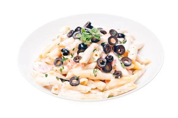Penne pasta med grönsakssås grädde i en tallrik — Stockfoto