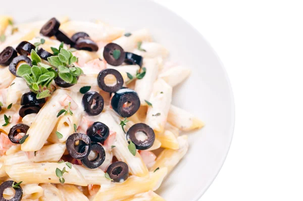 Penne pasta med vegetabilisk gräddsås extrem närbild — Stockfoto