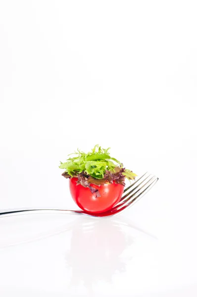 Tartina di pomodoro e insalata fresca su una forchetta — Foto Stock