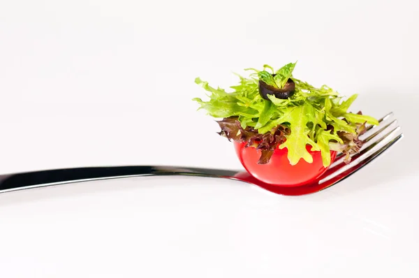 Tartina di pomodoro e insalata fresca su una forchetta — Foto Stock