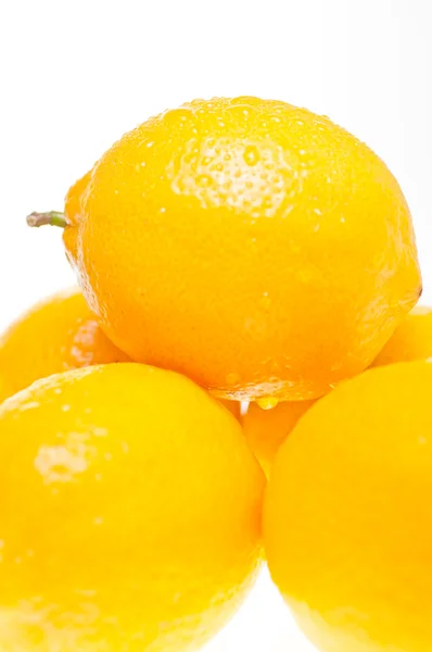 Primer plano de un limón apilado en limones —  Fotos de Stock