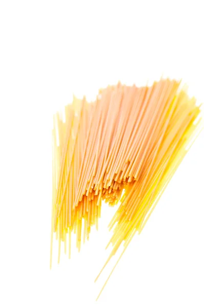 Spaghetti secchi su bianco — Foto Stock