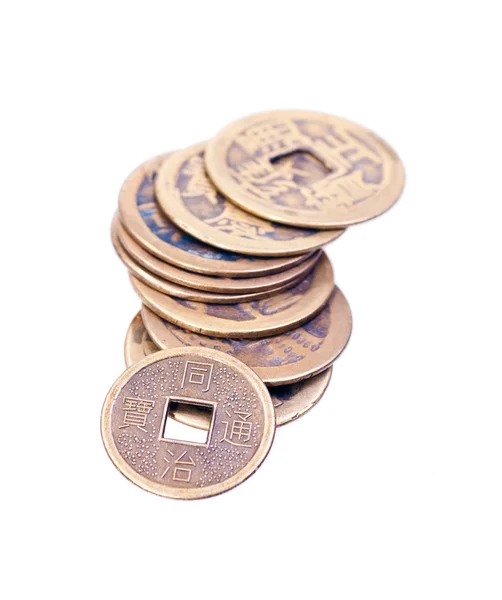 Una pila de monedas chinas antiguas aisladas sobre fondo blanco — Foto de Stock