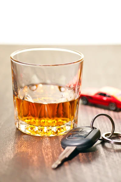 Viski ile bir araba anahtarı düzgün — Stok fotoğraf