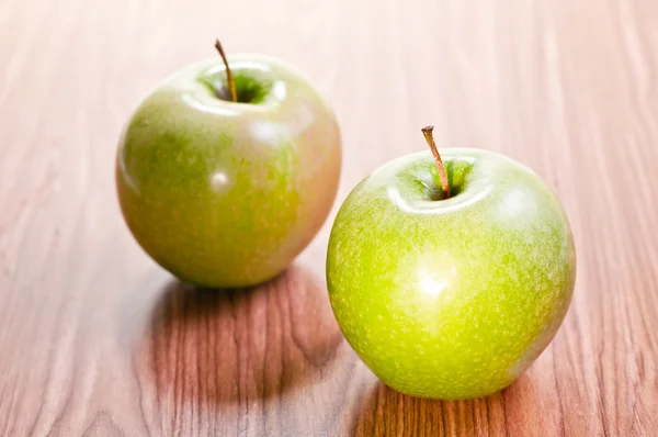 在木桌上的两个苹果 — 图库照片
