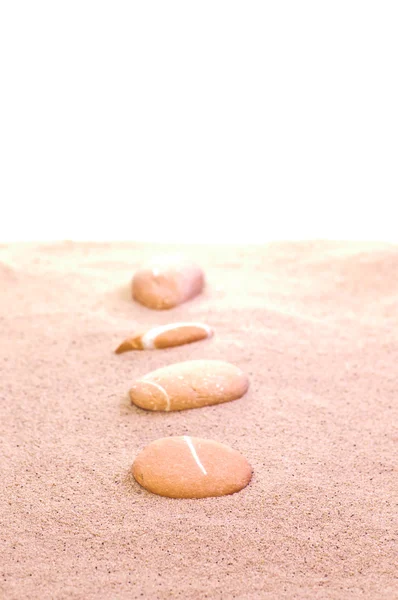 Sandsteine auf Sand — Stockfoto
