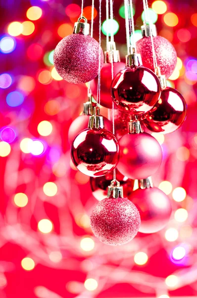 Κόκκινα Χριστούγεννα κρεμαστά στολίδια, με φώτα και διακοσμήσεις σε ου — Φωτογραφία Αρχείου