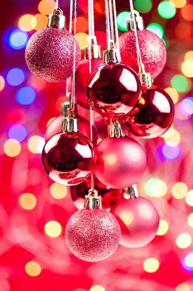 Röda julgranskulor hängande på nära håll — Stockfoto