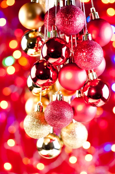 Rojo y oro Navidad colgando bolas de cerca —  Fotos de Stock