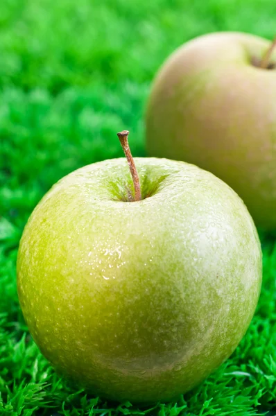 Green apple close up with apple at background — Stock Photo, Image