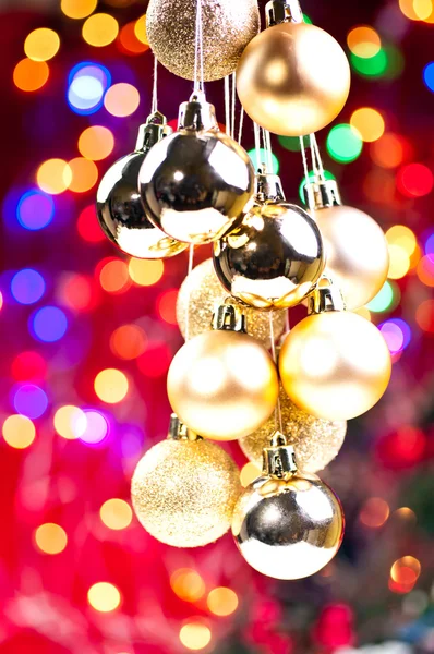 Ouro Natal pendurado bugigangas com luzes e decorações em t — Fotografia de Stock