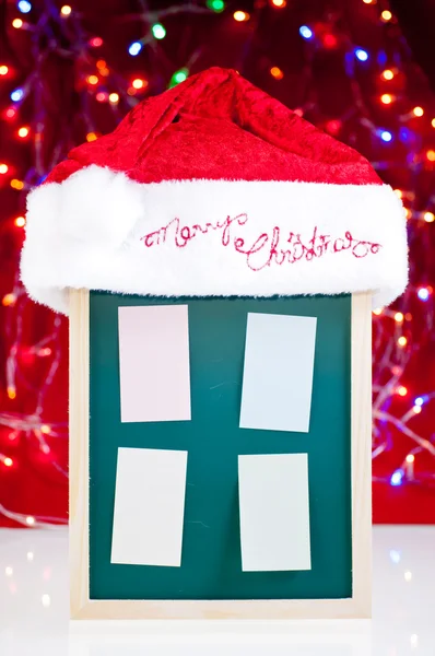Weihnachtstafeln mit Weihnachtsmütze — Stockfoto
