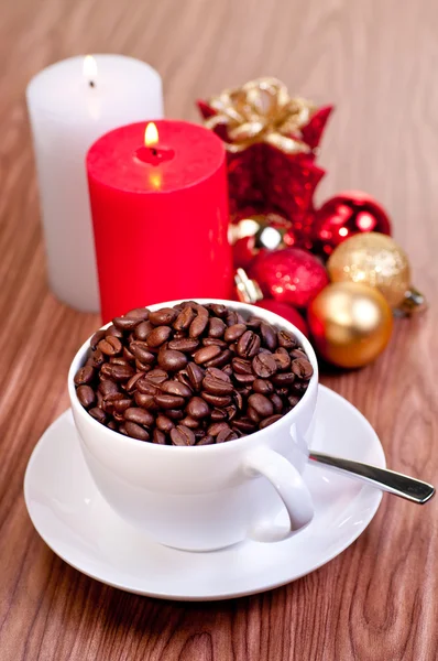 Vánoční pohár kávová zrna — Stock fotografie