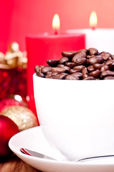 Рождественские кофейные зёрна в кружке — стоковое фото