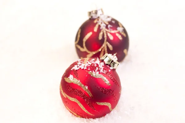 Due palline rosse di Natale sulla neve — Foto Stock