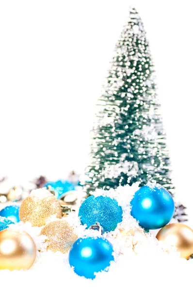 与黄金和雪上的蓝色迷你圣诞树 — 图库照片