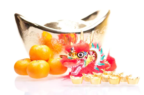 Kínai új év, a sárkány, és ingot — Stock Fotó