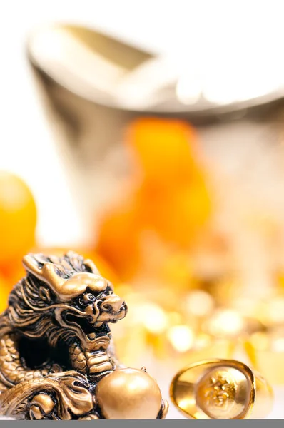 Ano novo chinês com lingote e dragão de perto — Fotografia de Stock