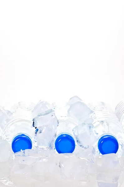 Tres botellas de agua mineral sobre hielo — Foto de Stock