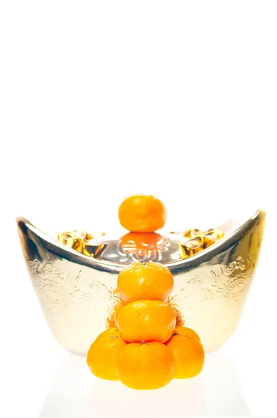 Tangerine with large and small ingots at background — Stock Photo, Image