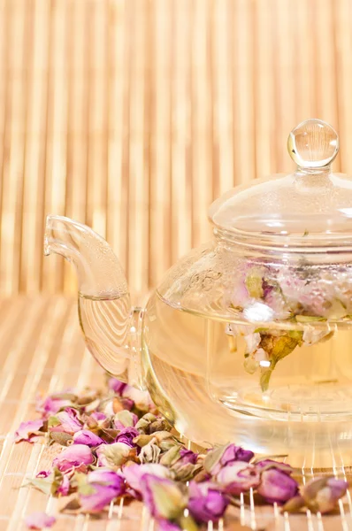 Różowy róża herbaty szklany czajniczek z bliska — Zdjęcie stockowe