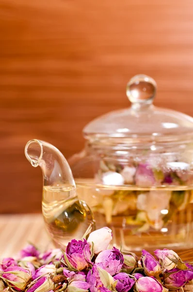 Pink rose tea in a glass teapot close up — Stock Photo, Image