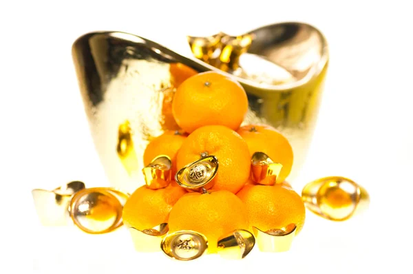 Lingotes de oro y mandarinas de cerca — Foto de Stock