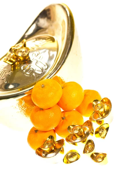 Lingotti d'oro e arance mandarine — Foto Stock