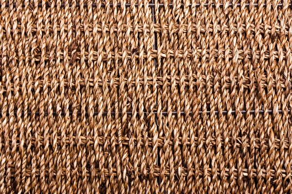 Плетеная корзина на параллельном фоне конструкции проволоки — стоковое фото