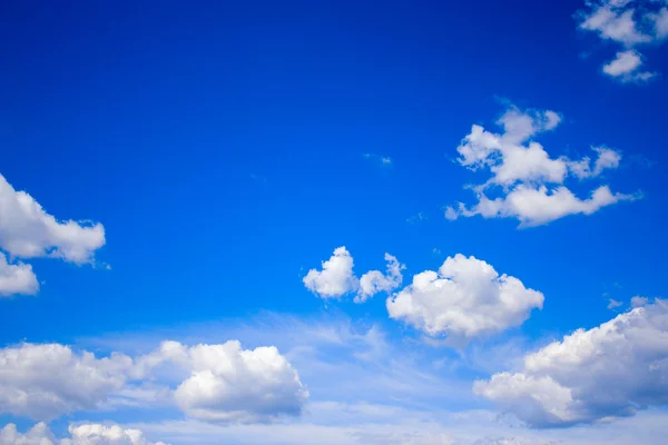 Вид на солнечно-голубой фон неба с белыми облаками — стоковое фото