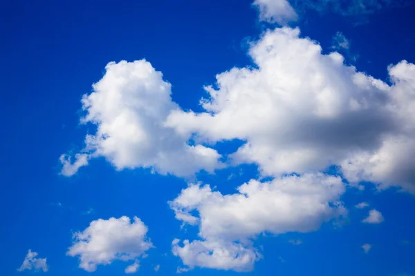 Вид на солнечно-голубой фон неба с белыми облаками — стоковое фото