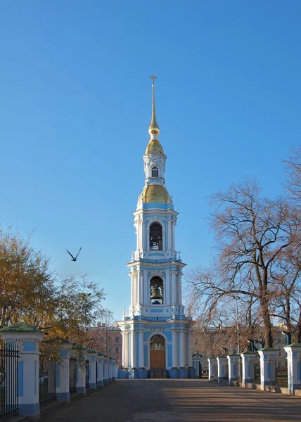 The bell tower of St. Nicholas Naval Cathedral in Saint Petersburg. — Stock Photo, Image