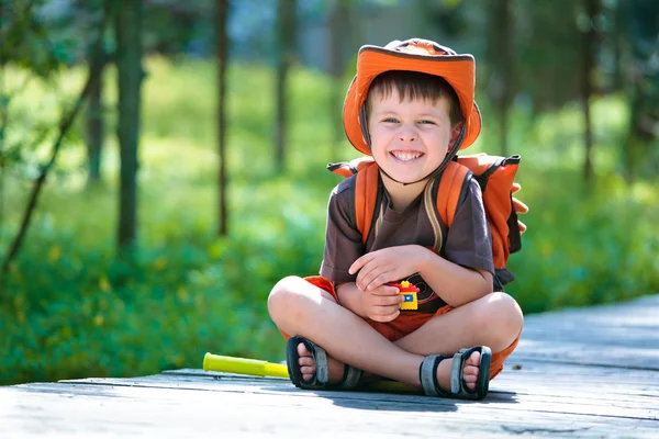 Portret małego chłopca w las lato — Zdjęcie stockowe