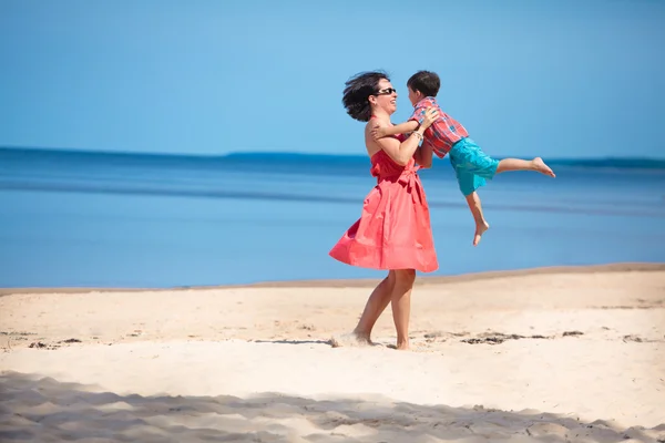 Mère et son petit fils jouent sur la plage — Photo