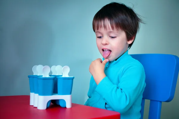 Портрет маленького мальчика, пробующего домашнее мороженое — стоковое фото