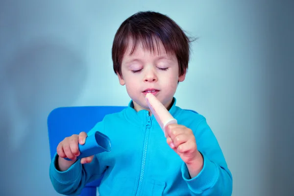 Retrato de um menino degustando sorvete caseiro — Fotografia de Stock