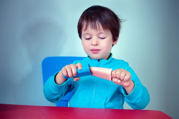 Porträtt av en liten pojke som smakar hemmagjord glass — Stockfoto