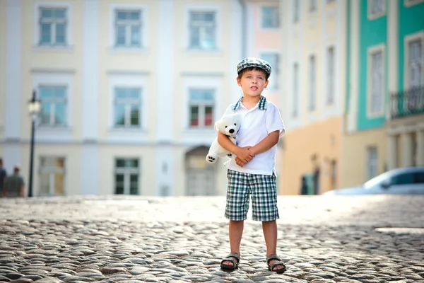 户外活动在城市中的小男孩的肖像 — 图库照片