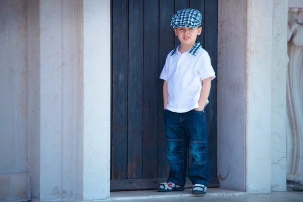 Porträtt av en liten snygg pojke — Stockfoto