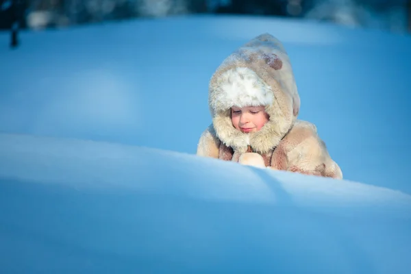 Portrét malého chlapce hrát venku v zimním lese — Stock fotografie