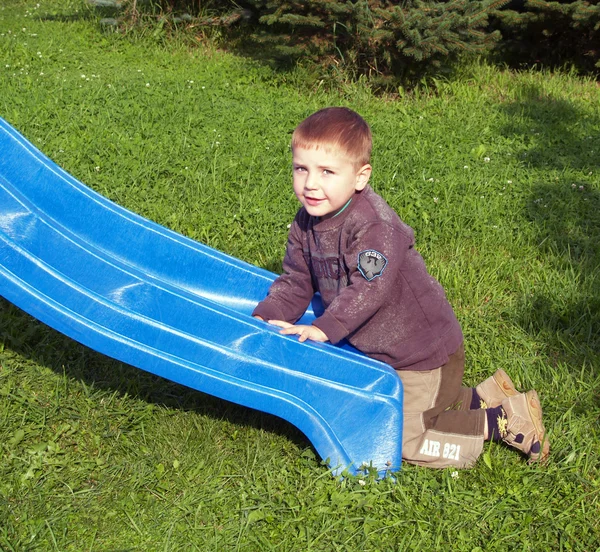Мальчик на скользкой дорожке — стоковое фото