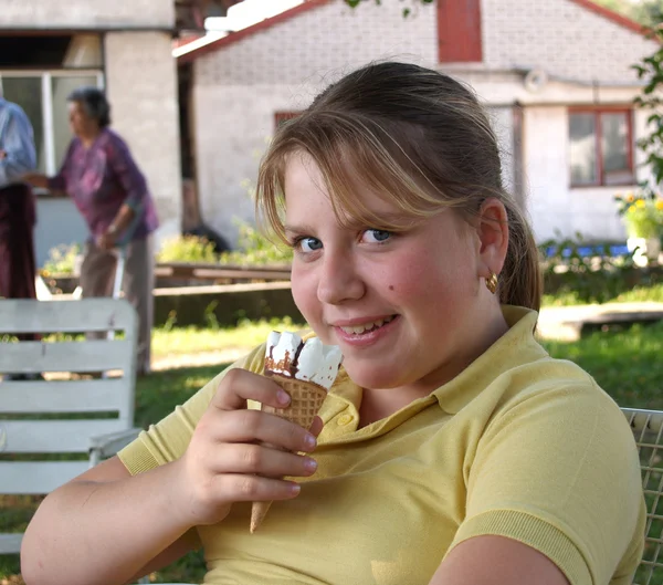 Дівчина з морозивом — стокове фото