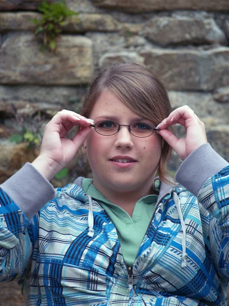 Ung tjej med glasögon — Stockfoto